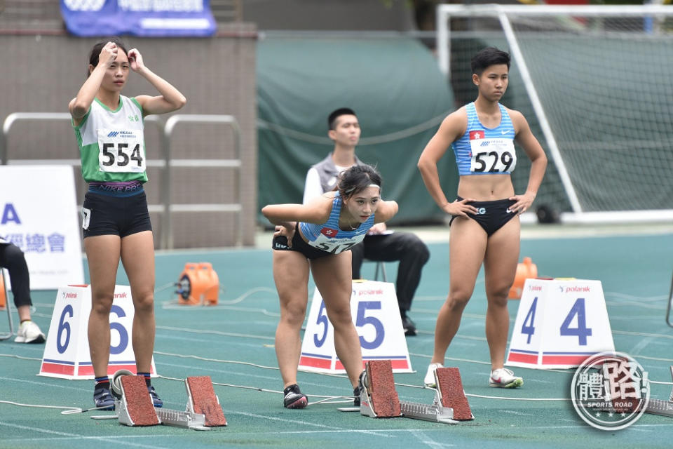 陳佩琦（中）與羅芷元於女子100米分奪亞、季軍。