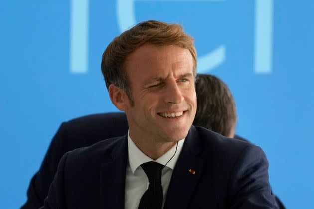 Macron (ici le 17 septembre 2021) en opération séduction avec les maires, à cinq mois de la présidentielle. (Photo: via Associated Press)