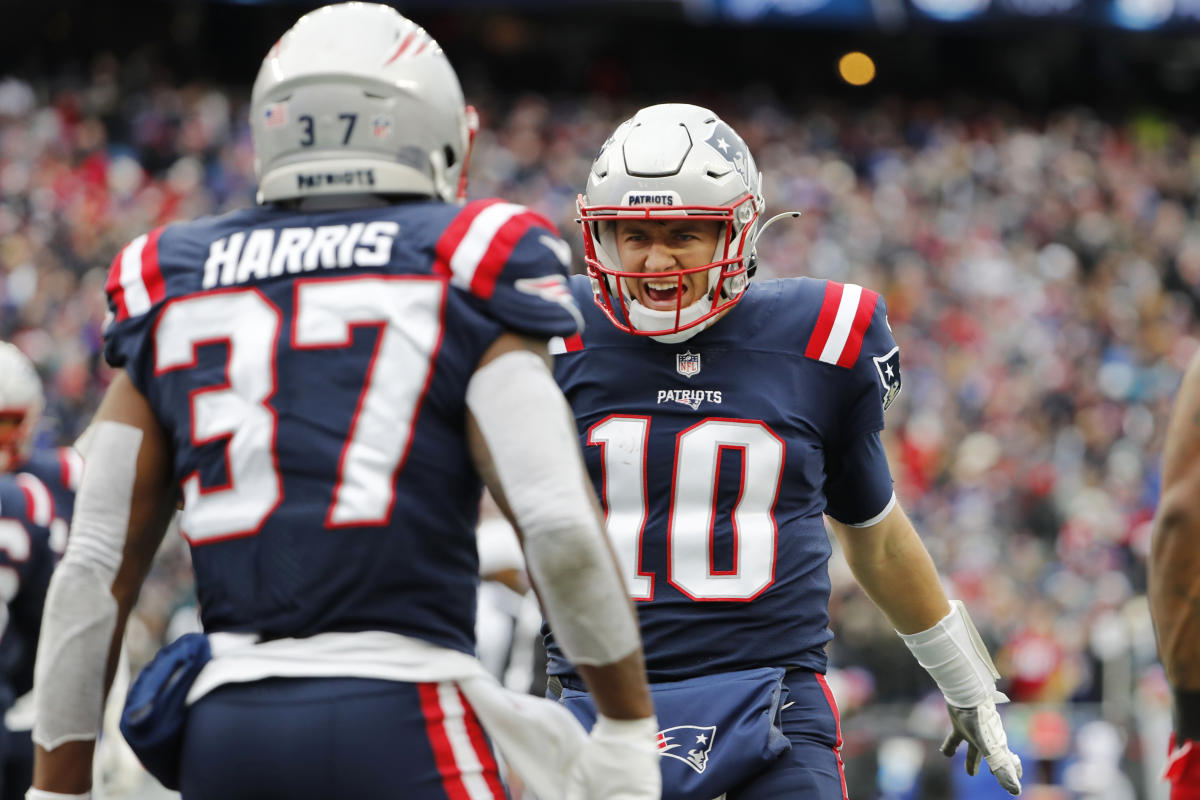 Gronkowski returns as Patriots clinch playoff berth, take over No