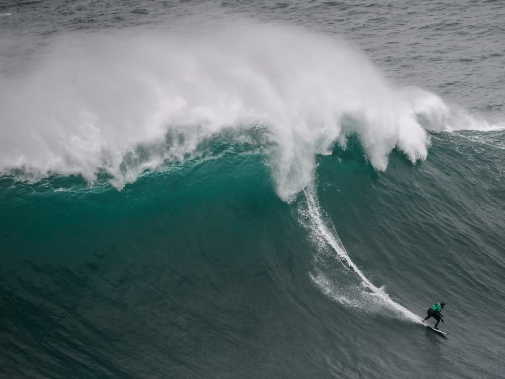 Sebastian Steudtner in einer Welle vor Nazare (MIGUEL RIOPA)