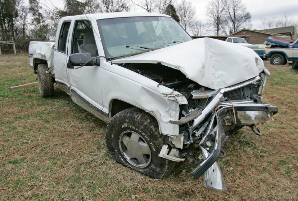 PHOTO BY: ALLISON LONG/KANSAS CITY STAR 022506 The 1997 Silverado that convicted murderer, John Manard, and Toby Young crashed as they tried to elude police Friday evening along Interstate 75 between Chattanooga and Knoxville Tennessee. The truck now rests at Friendly City Wrecker Service in Niota, Tenn. cutline: The Chevy Silverado that John M. Manard and Toby Young crashed as they fled federal marshals Friday.