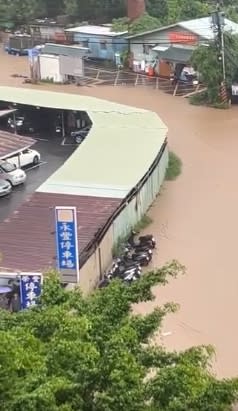 快新聞／午後雨彈襲台！新北土城又淹水　馬路變河流畫面曝光