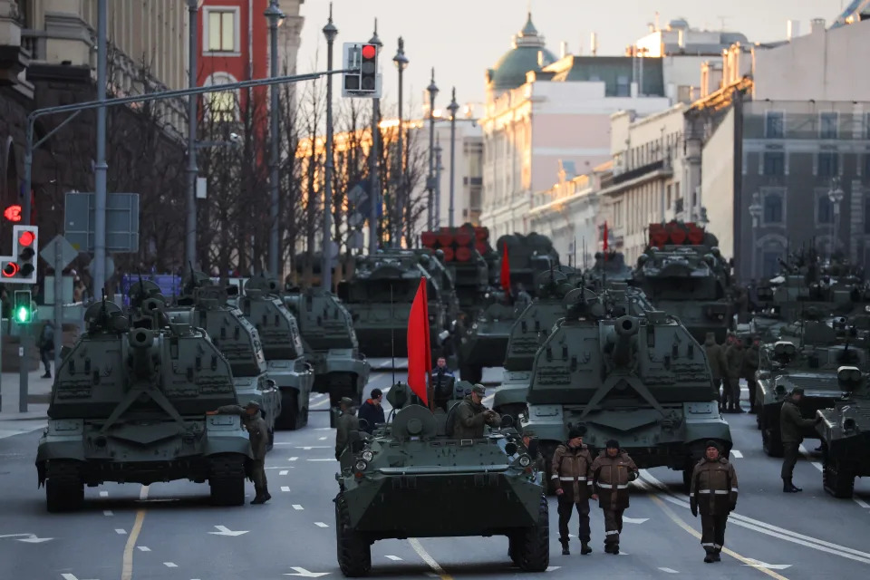 Russian service members drive tanks along a street during a rehearsal for the Victory Day military parade in Moscow, Russia May 4, 2022. REUTERS/Evgenia Novozhenina