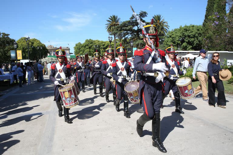 Una banda musical muy organizada, y desde hace muchos años, estuvo en Palermo pero no alentó a ningún equipo: la Fanfarria Alto Perú del Regimiento de Granaderos a Caballo General San Martín, siempre un atractivo.