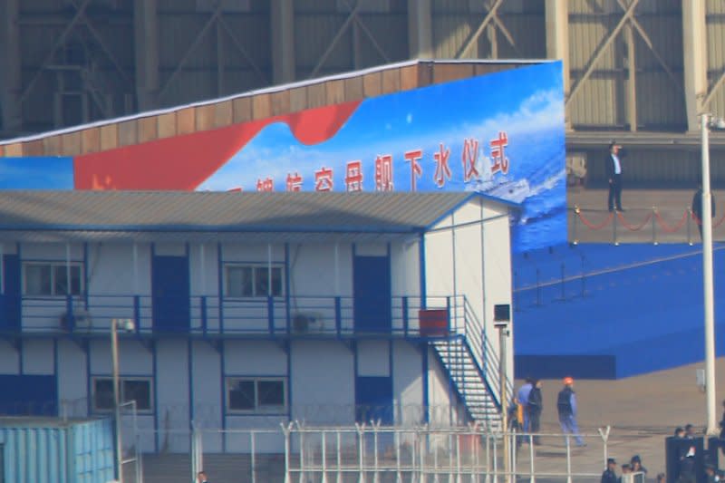 中國首艘國產航空母艦26日在大連造船廠正式下水。