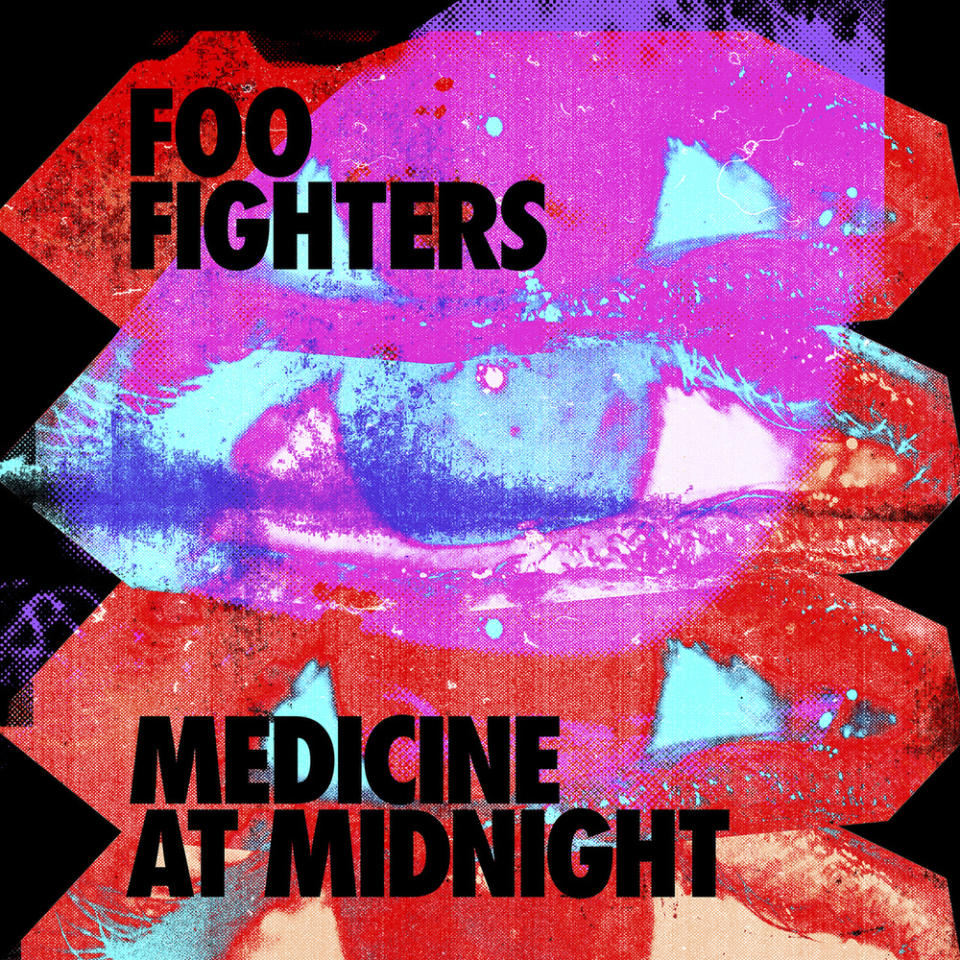 En esta portada proporcionada por RCA "Medicine at Midnight" de Foo Fighters. (RCA via AP)