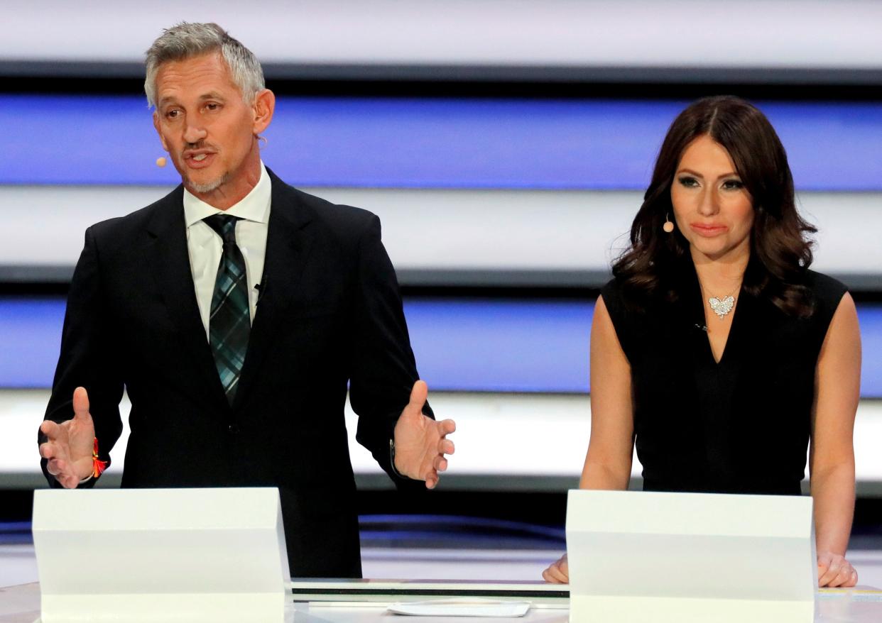 World Cup Draw hosts Gary Lineker (left) and Maria Komandnaya. (EFE)