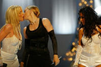 <p>Durante una actuación en la gala de los MTV Music Awards de 2003, Madonna se dio un apasionado beso en la boca con Britney Spears ante la atónita mirada de los allí presentes y de los espectadores. Instantes después, la diva repitió la escena con Christina Aguilera. (Foto: Jeff Kravitz / Getty Images). </p>