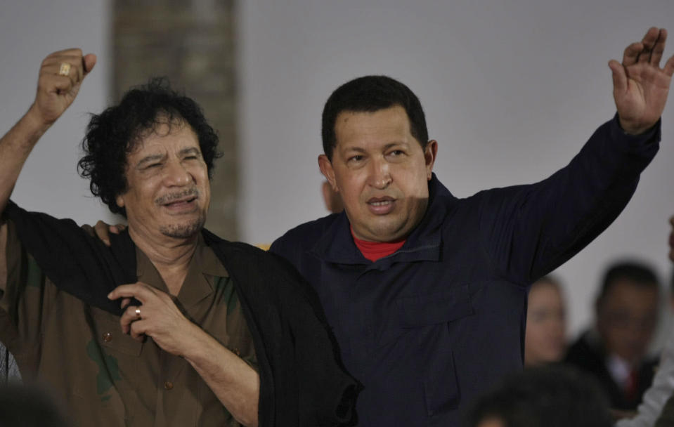 ARCHIVO -. En esta foto de archivo del 28 de septiembre 2009 foto de archivo, aparece el presidente de Libia, Moammar Gadhafi, a la izquierda, y el presidente de Venezuela, Hugo Chávez a su llegada al viejo puerto en Porlamar, Isla de Margarita, Venezuela. Leal a sus declaraciones de amistad, fue prácticamente el único líder mundial en apoyar a ultranza al fallecido exdictador libio Muamar el Gadafi -un "mártir", dijo- derrocado en octubre de 2011 tras más de 40 años al frente del país, y siguió siendo un fiero defensor del presidente sirio, Bashar al Asad, al que consideró "víctima de una arremetida fascista". (AP Photo / Fernando Llano, archivo)