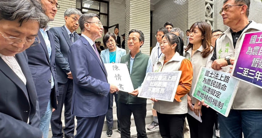 雲林縣民進黨團11日北上向行政院長卓榮泰、內政部長劉世芳以及農業部長陳駿季遞上陳情書，希望《國土計畫法》暫緩2至3年實施。（圖／劉建國辦公室提供）