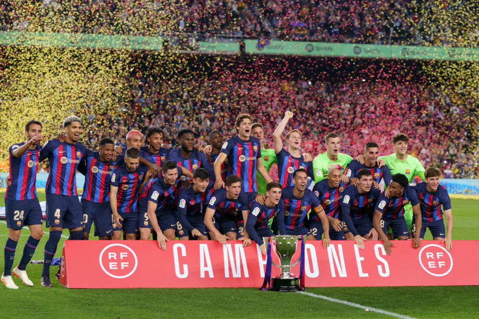 BARCELONA, SPAIN - MAY 20:  Barcelona's players poses with a Spanish trophy during the celebrations at the end of the Spanish league football match between FC Barcelona vs Real Sociedad at the Camp Nou stadium in Barcelona on May 20, 2023. (Photo by Adria Puig/Anadolu Agency via Getty Images)