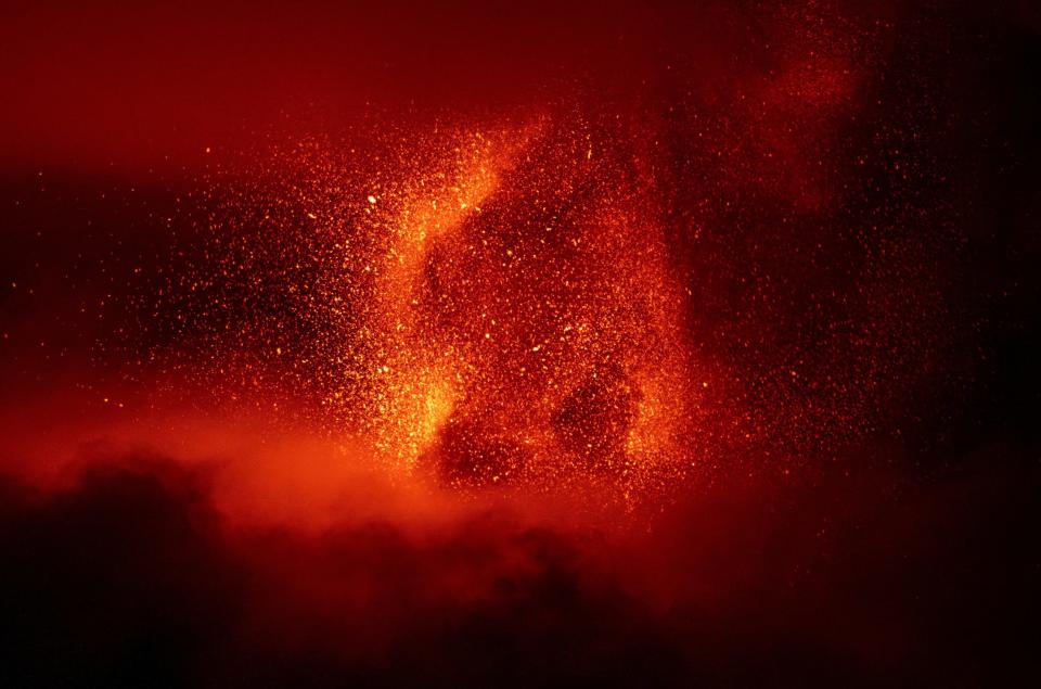 Der Ätna erleuchtet den Nachthimmel mit Ausbrüchen, die vom Berg Salto Del Cane in Italien aus zu sehen sind. - Copyright: Etna Walk/By Giuseppe Di Stefano & Marco Restivo/Handout via REUTERS