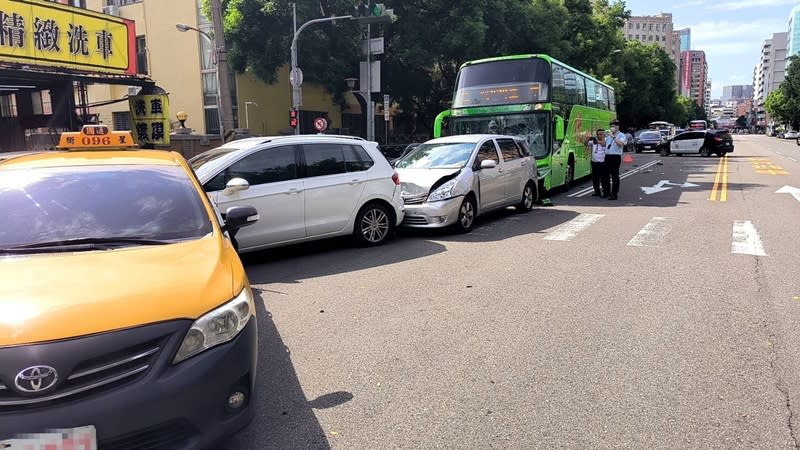 台中一輛統聯客運27日下午行經西區一處路口時，疑未注意前車狀況，追撞前方2輛自小客車及一輛計程車，造成計程車上一名80多歲的男乘客受傷送醫。（翻攝照片／中央社）