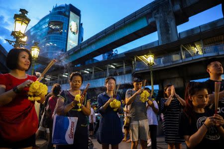 Tourists pray at Erawan Shrine, a Hindu shrine popular among tourists in central Bangkok, Thailand, October 16, 2017. Picture taken October 16, 2017. REUTERS/Athit Perawongmetha