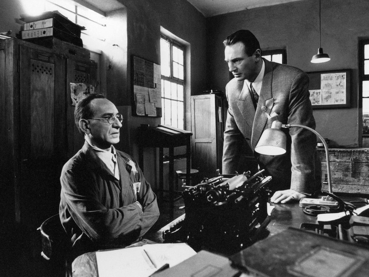 Ben Kingsley as Itzhak Stern and Liam Neeson playing Oskar Schindler (Rex)