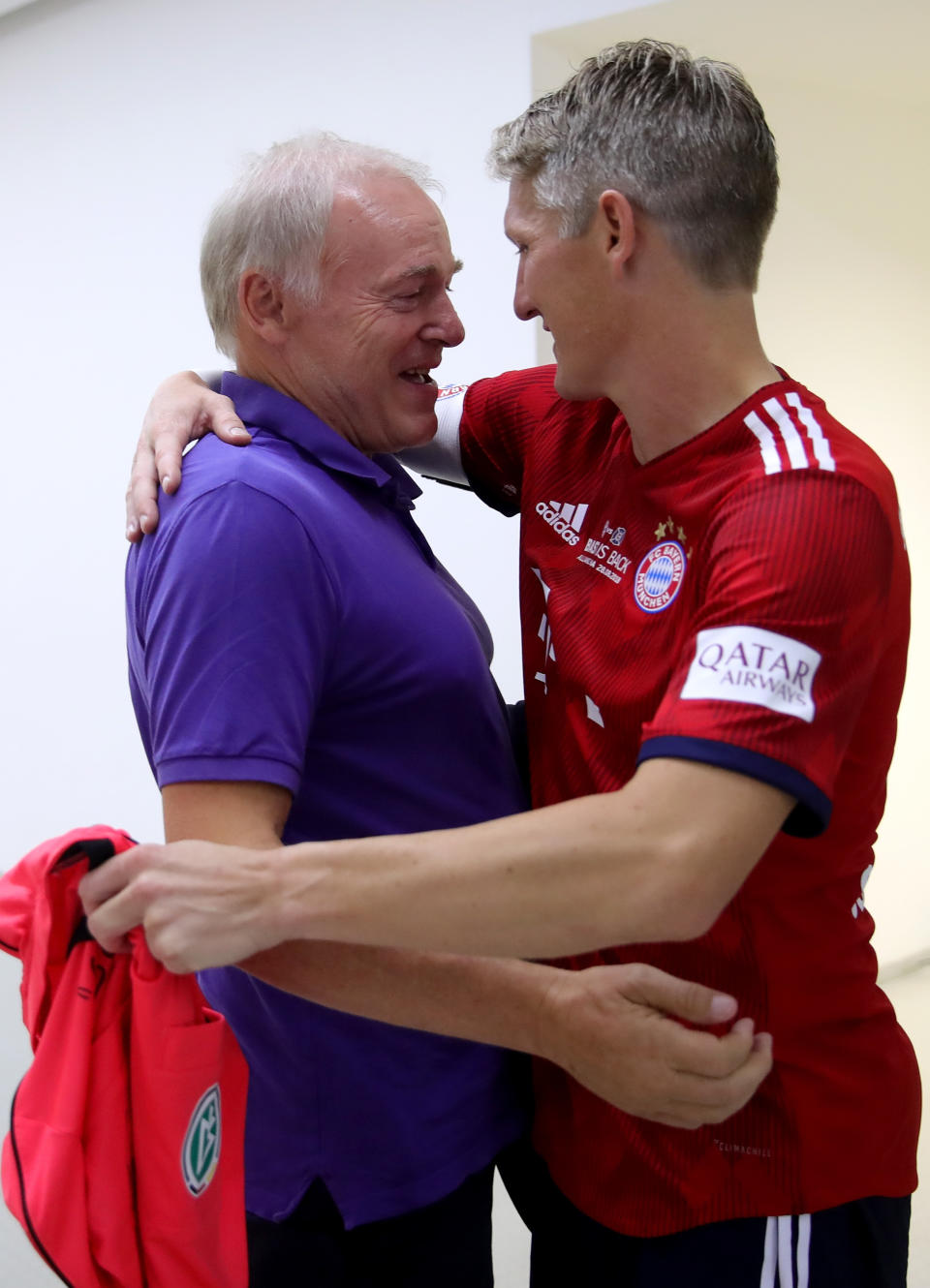 <p>Basti und sein Entdecker und Förderer. Hermann “Tiger” Gerland begleitete Schweinsteiger über viele Jahre in der Jugend des FC Bayern. </p>