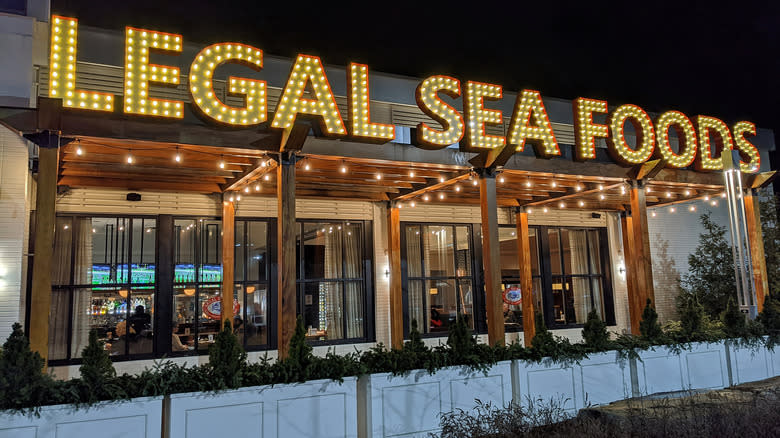 Legal Sea Foods outdoor seating
