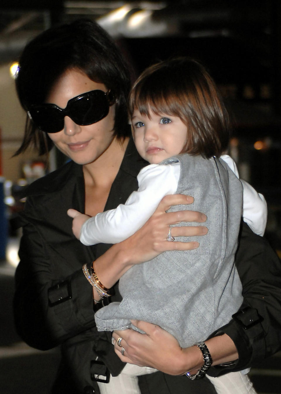 Wie süß! 2007 musste Mama Katie Holmes die Kleine noch tragen. Doch auch in den Jahren danach versteckte sich Suri vor den Paparazzi am liebsten in den Armen ihrer Eltern. (Bild-Copyright: Winslow Macpherson/Splash News)