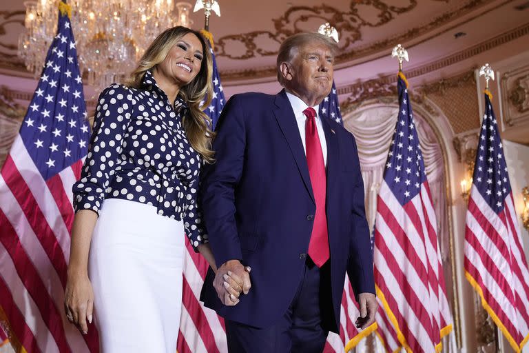 El ex presidente Donald Trump se encuentra en el escenario junto a la ex primera dama Melania Trump después de anunciar su candidatura para la presidencia por tercera vez en Mar-a-Lago en Palm Beach, Florida, el martes 15 de noviembre de 2022.