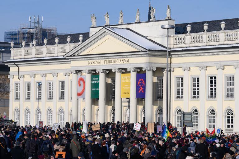 Manifestantes en Hesse, Kassel frente al Museum Fridericianum. Photo: Swen Pförtner/dpa