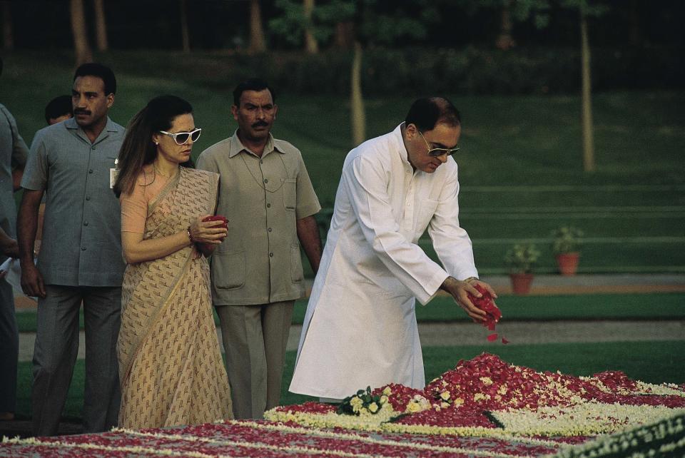 INDIA - MAY 27: Rajiv Gandhi, Prime Minister with his wife Sonia Gandhi offering floral tributes at Shakti Sthal ( Congress, News Profile ) (Photo by Pramod Pushkarna/The The India Today Group via Getty Images)