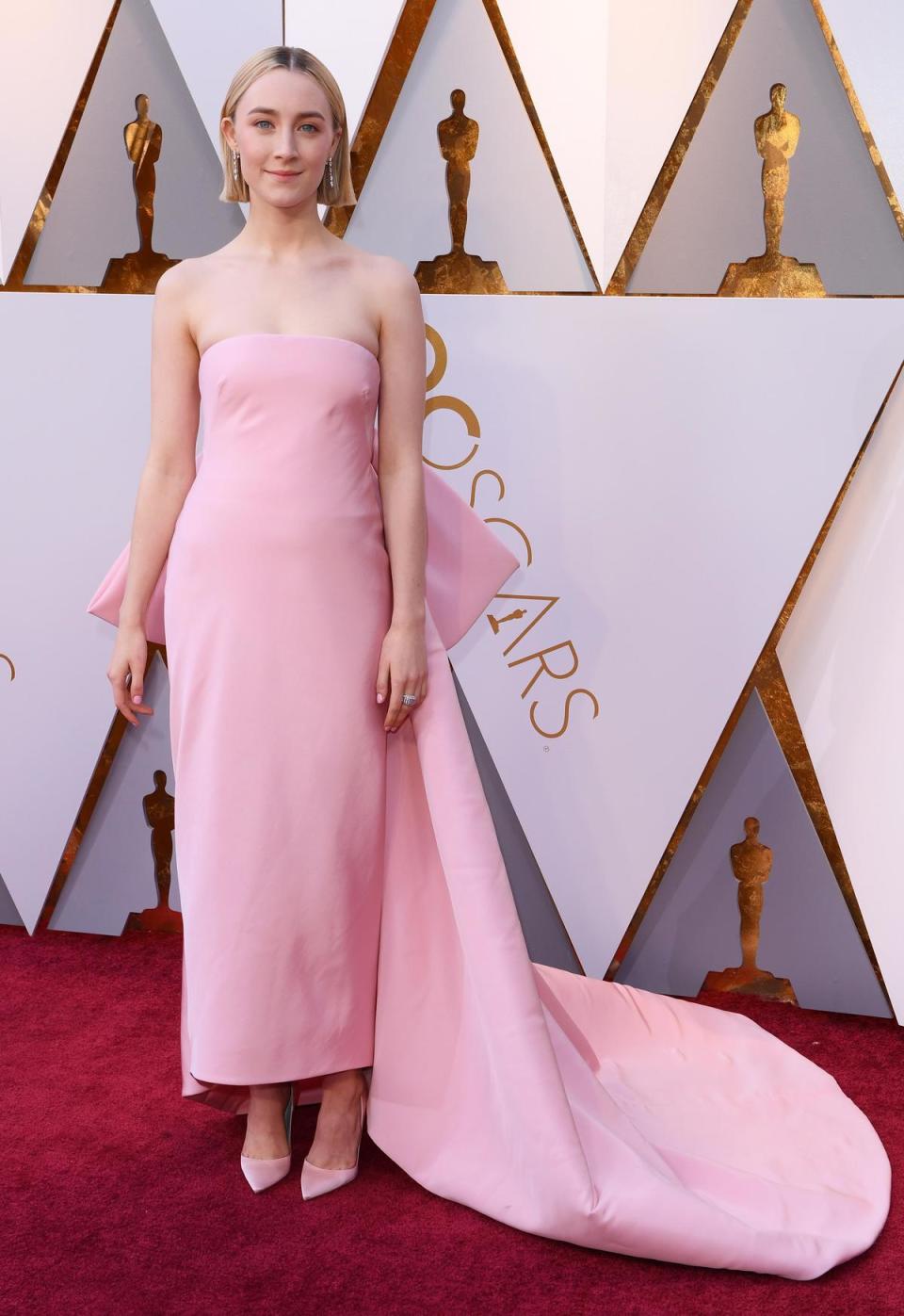 《淑女鳥》入圍最佳女主角的瑟夏羅南，粉色禮服頗有年輕的氣息，但後方延伸的長裙設計並不好駕馭。（東方IC）
