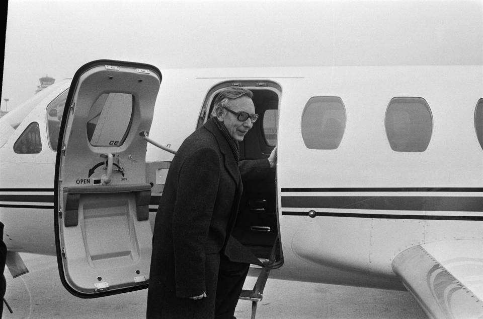 Dutch Minister Van der Stoel leaves from Schipol for a trip to China and Japan in 1975.