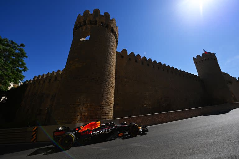 BAKU, AZERBAIJAN - 12 DE JUNIO: Max Verstappen de los Países Bajos conduciendo el (1) Oracle Red Bull Racing RB18 en la pista durante el Gran Premio de F1 de Azerbaiyán en el circuito de la ciudad de Baku el 12 de junio de 2022 en Baku, Azerbaiyán. (Foto de Dan Mullan/Getty Images)