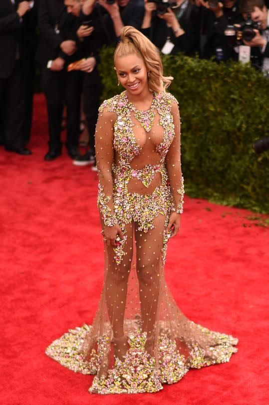 Beyoncé en Givenchy au Met Gala de 2015. « Who run the world ? ». C'est Bey ! La chanteuse était particulièrement sexy vêtue d'une robe moulante et transparente. Encore mieux, un Jay Z élégant se tenait à ses côtés. Photo : Getty