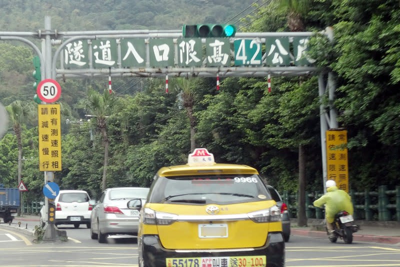 台灣真正該檢討的應該是各路段的速限設定是否符合現今實際用路狀況，並且在相關配套上做更詳盡的規劃，而不是一味只想壓低「行車速度」。