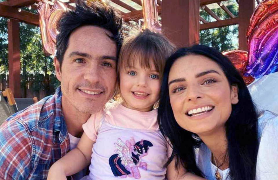 Mauricio Ochmann con hija Kailani y Aislinn Derbez/ Cortesía 