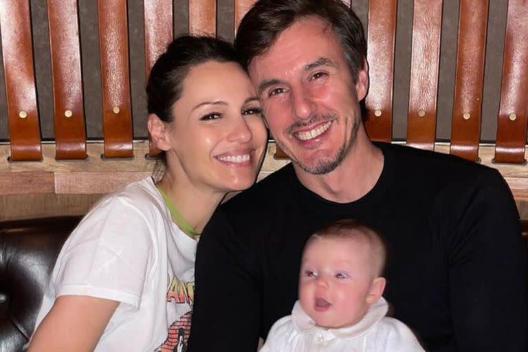 Pampita y Roberto García Moritán con Ana, su hija, cuando tenía seis meses