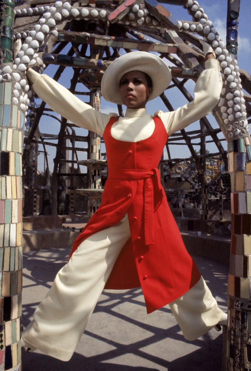 <p>Diahann Carroll struts a pose in a button-down dress worn over billowing trousers. <br></p>