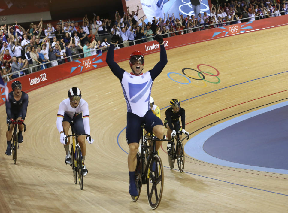 Britain's Chris Hoy celebrates after the track cycling men's keirin finals at the Velodrome during the London 2012 Olympic Games August 7, 2012. Hoy won the gold medal. REUTERS/Luke Macgregor (BRITAIN - Tags: OLYMPICS SPORT CYCLING) 