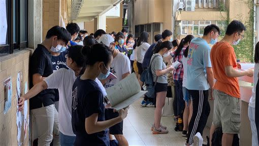 大學指考成績單明寄發，上午9時也可上網輸入「應試號碼、身分證」查成績。（圖／大考中心提供）