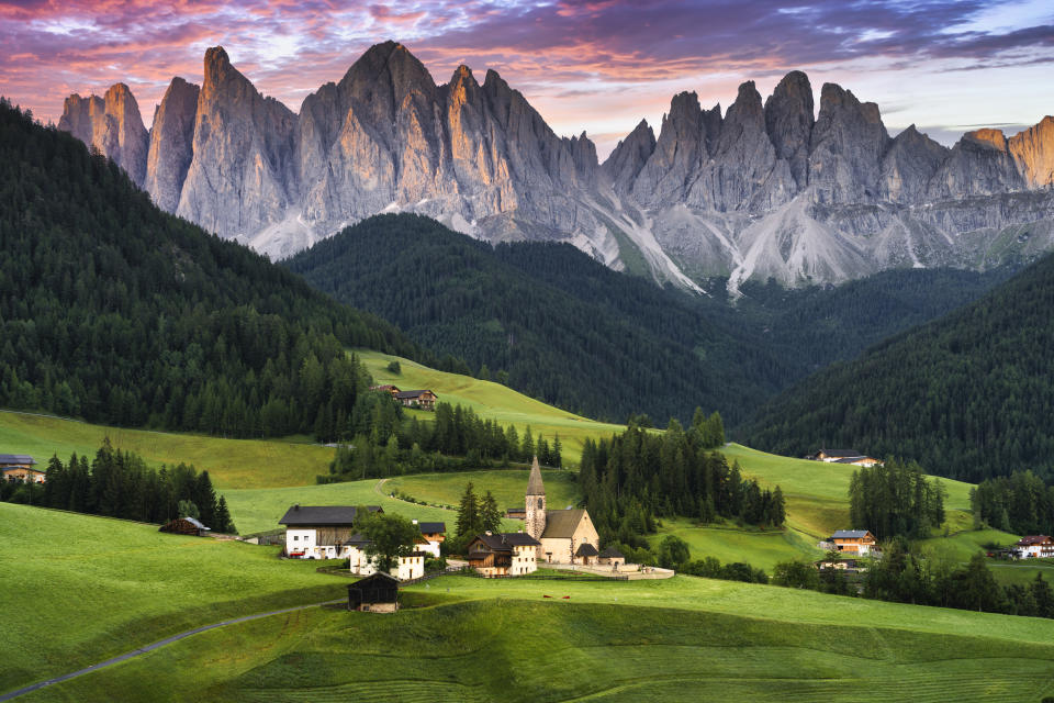 Escenario bucólico con las montañas Dolomitas y la famosa villa Santa Maddelana en el norte de Italia. (Foto:Getty)