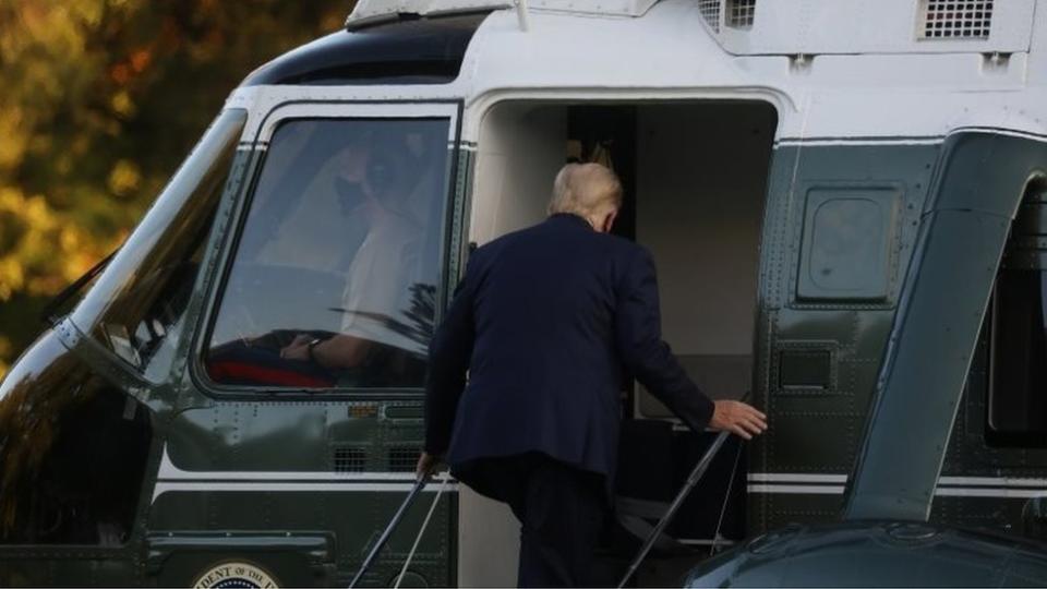 Trump sube al helicóptero presidencial.