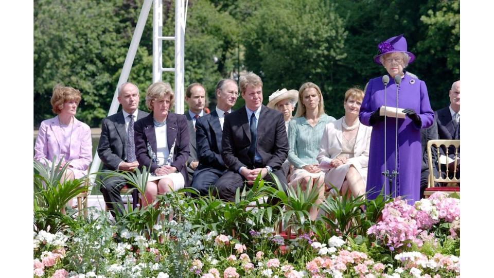   Queen Elizabeth II Watched By Diana's Brother Charles Earl Spencer His Sisters Lady Sarah Mccorquodale And Lady Jane Fellowes And His Wife Caroline Countess Spencer At The Opening Of The Fountain Built In Memory Of Diana, 