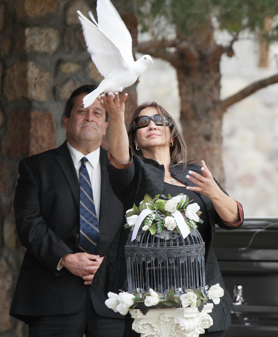 Flora Enchinton Bernal releases a white dove during a graveside service for actor Sherman Hemsley, Wednesday, Nov. 21, 2012 in Fort Bliss, Texas. Friends and family remembered Hemsley at his funeral service in Texas by showing video clips of his best known role as George Jefferson on the TV sitcom "The Jeffersons." He died in July but a fight over his estate has delayed his burial. (AP Photo/The El Paso Times, Mark Lambie) EL DIARIO OUT; JUAREZ MEXICO OUT AND EL DIARIO DE EL PASO OUT