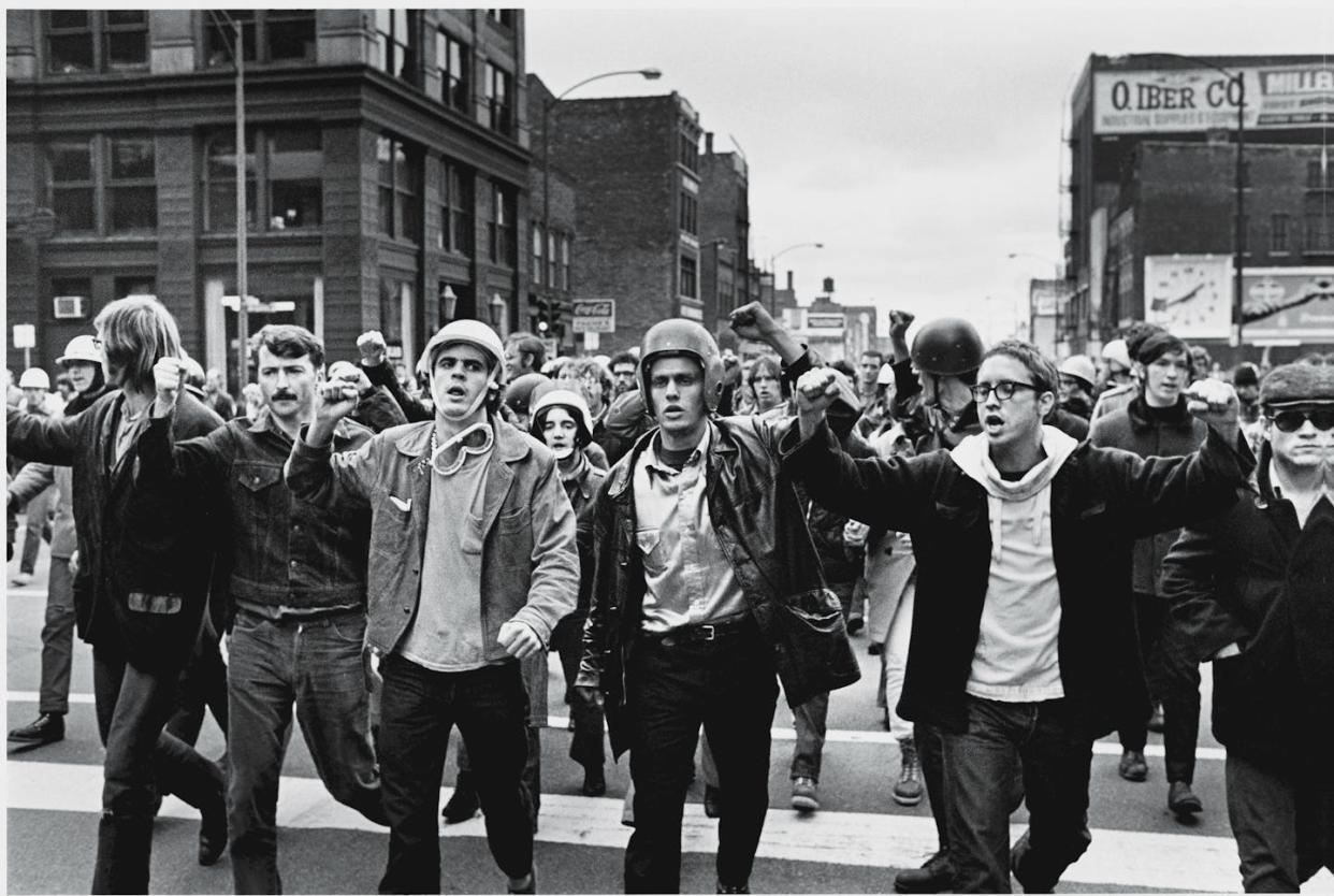 Leaders of the radical American student group the Weathermen march in Chicago in October 1969. <a href="https://www.gettyimages.com/detail/news-photo/leaders-of-the-radical-american-student-group-the-news-photo/72150106?adppopup=true" rel="nofollow noopener" target="_blank" data-ylk="slk:David Fenton/Getty Images;elm:context_link;itc:0;sec:content-canvas" class="link ">David Fenton/Getty Images </a>