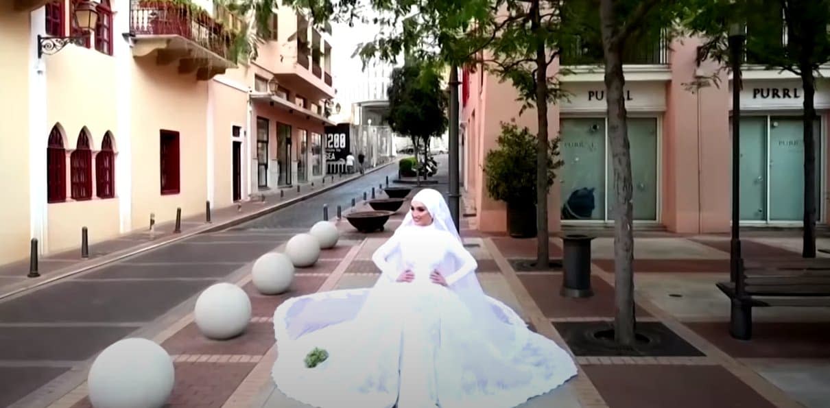 La mariée peu avant les explosions  - YouTube