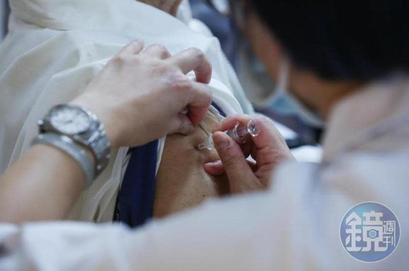 竹北市衛生所開放預約疫苗「殘劑」被瞬間「秒殺」。（本刊資料照）