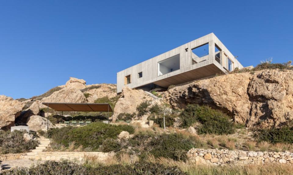 <p>La firma de arquitectos sueca OOAK Architects es la creadora de The Patio House, una vivienda que ofrece unas vistas espectaculares del mar.<br>Foto: Yiorgos Kordakis, Åke E:son Lindman/<a rel="nofollow noopener" href="http://www.ooakarchitects.com/" target="_blank" data-ylk="slk:OOAK Architects;elm:context_link;itc:0;sec:content-canvas" class="link ">OOAK Architects</a> </p>