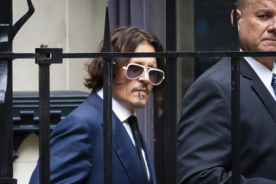 El actor Johnny Depp sale del Alto Tribunal en Londres el martes 7 de julio del 2020. El caso de difamación de Depp contra un tabloide británico por un artículo de 2018 en el que se afirmó que era violento con su exesposa Amber Heard comenzó el martes. Depp niega vehementemente los señalamientos. (Aaron Chown/PA via AP)