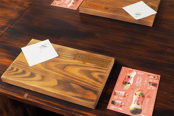 木質的餐盤，用起餐來更添質感。（圖片來源／勤美術館 CMP Block Museum of Arts）