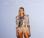 <p>Topmodel Hailey Baldwin nahm bei der Fashion Show von Tom Ford ebenfalls in der ersten Reihe Platz. Sie erschien in einem verspielten Look aus Oversize-Blazer, angesagtem Pailettenshirt und kurzer Stoffhose. Ihre Haare hatte sie im Wetlook gestylt, dazu trug sie Smokey Eyes. (Bild: Getty Images) </p>