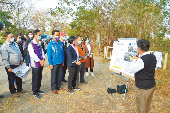 彰化縣長王惠美等，28日前往會勘大肚溪壘球場旁的河濱公園預定地，占地4.5公頃，預計工程經費6000萬元。（吳敏菁攝）