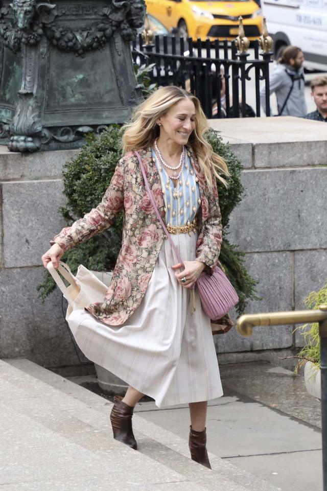 Sarah Jessica Parker Keeps Wearing Micro Bags