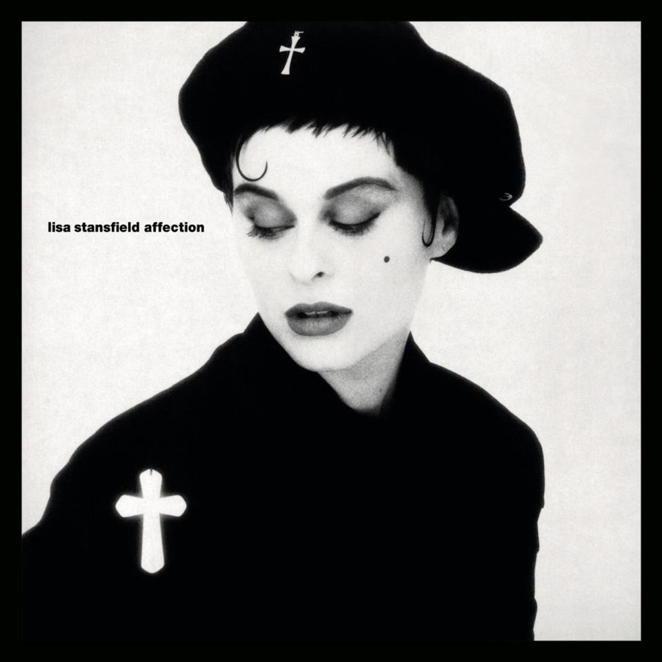 "All Around The World": Der Hit aus ihrem Debütalbum "Affection" (1989) führte Lisa Stansfield tatsächlich rund um die Welt auf die Spitzenplätze der Charts. Bis Mitte der 90-er landete die Britin mit ihren Alben regelmäßig weit oben in den Hitparaden. (Bild: Sony)