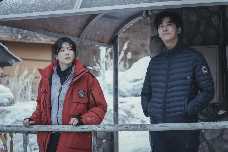 This image released by iQiyi shows Gianna Jun as Seo Yi-gang, left, and Ju Ji-hoon as Kang Hyun-jo in a scene from "Jirisan." South Korean superstar Gianna Jun portrays a mountain ranger dealing with natural disasters while solving mysterious events in Jiri Mountain. (iQiyi via AP)